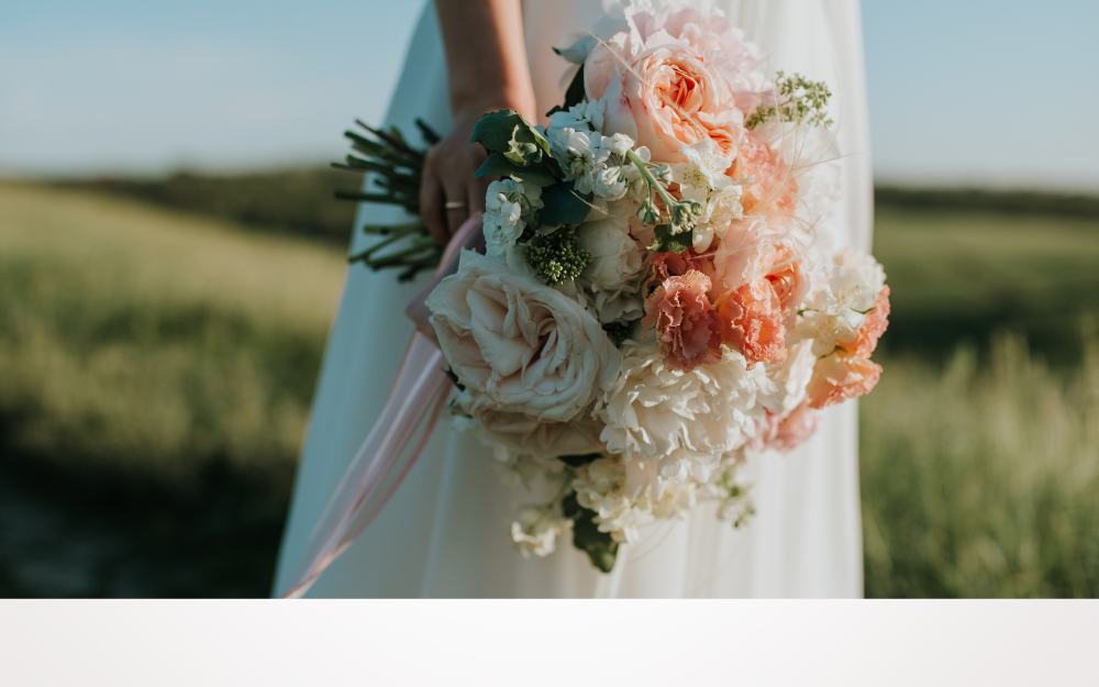 ブーケを持つ花嫁の後ろ姿。結婚への希望を象徴するイメージ写真(小田原の結婚相談所マリーブラッサム)
