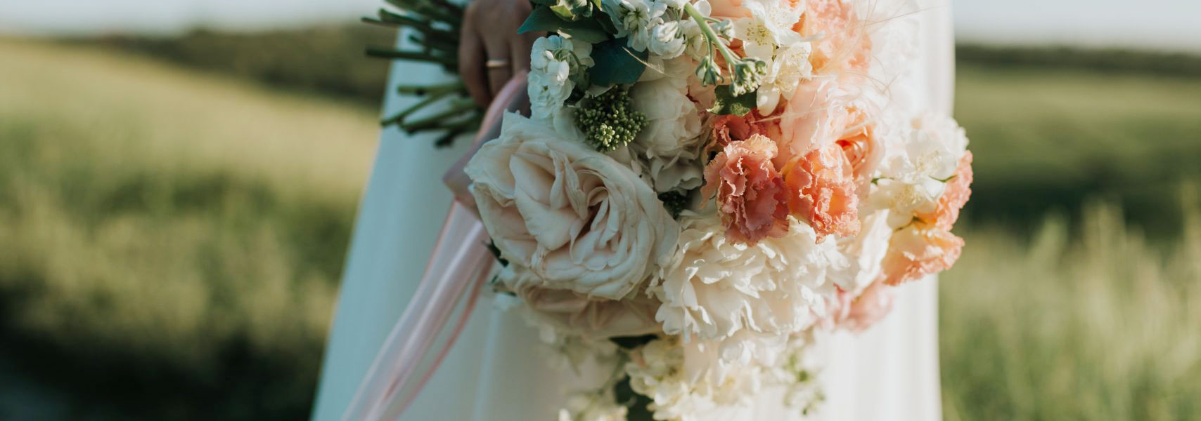 ブーケを持つ花嫁の後ろ姿。結婚への希望を象徴するイメージ写真(小田原の結婚相談所マリーブラッサム)