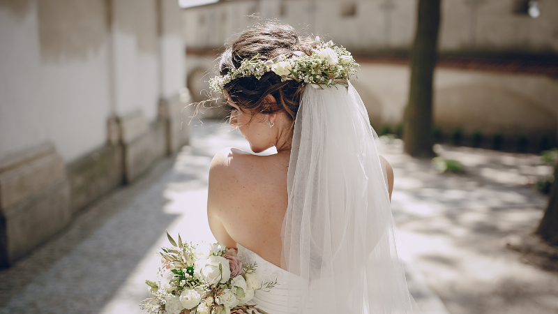 落ち着いた街並みの中で、そっと佇む花嫁。大切な未来を焦らず進める婚活の安心感を伝えるイメージ写真(小田原の結婚相談所マリーブラッサム)