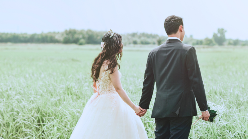 結婚相談所のサポートで成婚に向かうカップルの後ろ姿。安心して婚活を進める様子